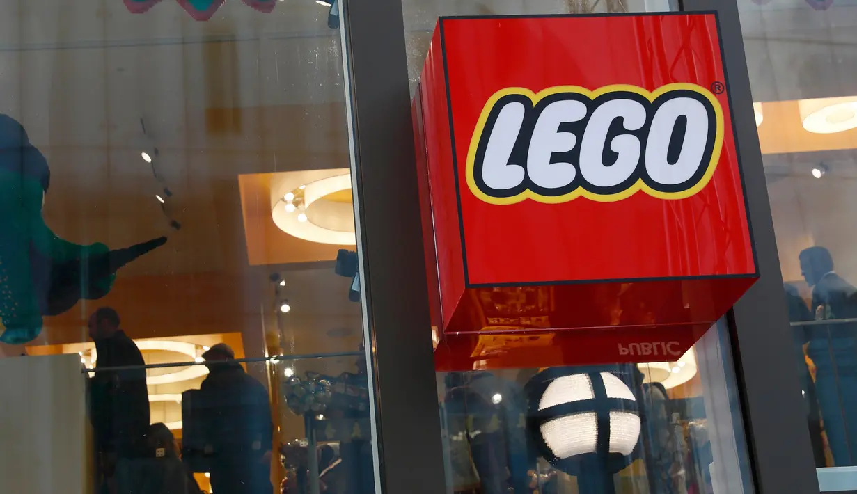 Logo toko lego terbesar di dunia terlihat dari luar di Leicester Square, London, Kamis (17/11). Didalam toko lego terbesar di dunia itu banyak memamerkan berbagai benda yang terbuat dari Lego. (REUTERS/Stefan Wermuth)
