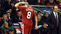 Gelandang Liverpool, Steven Gerrard melangkah keluar lapangan disaksikan manajer Rafael Benitez dalam sebuah partai Liga Champions di Anfield pada 20 Oktober 2009. AFP PHOTO/PAUL ELLIS