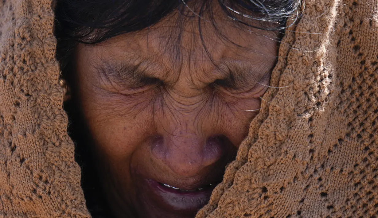 Ekspresi seorang wanita suku Aymara saat berdoa pada hari puasa sebagai ritual meminta hujan di Gunung Suci Inca Pucara, Chiquipata, Bolivia, Rabu (16/11/2022). Penduduk dataran tinggi La Paz mengatakan rendahnya curah hujan yang terjadi sejak September membuat mereka tidak bisa menanam kentang, buncis, dan kacang polong. (AP Photo/Juan Karita)