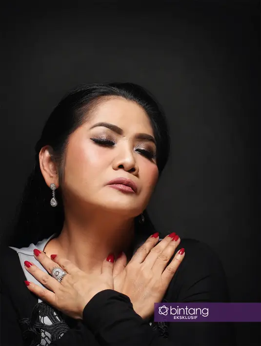 Eksklusif wawancara dan foto-foto Vina Panduwinata beberapa waktu lalu di kantor Bintang.com. (Fotografer: Bambang E Ros, Stylist: Indah Wulansari, Digital Imaging: Muhammad Iqbal Nurfajri/Bintang.com)