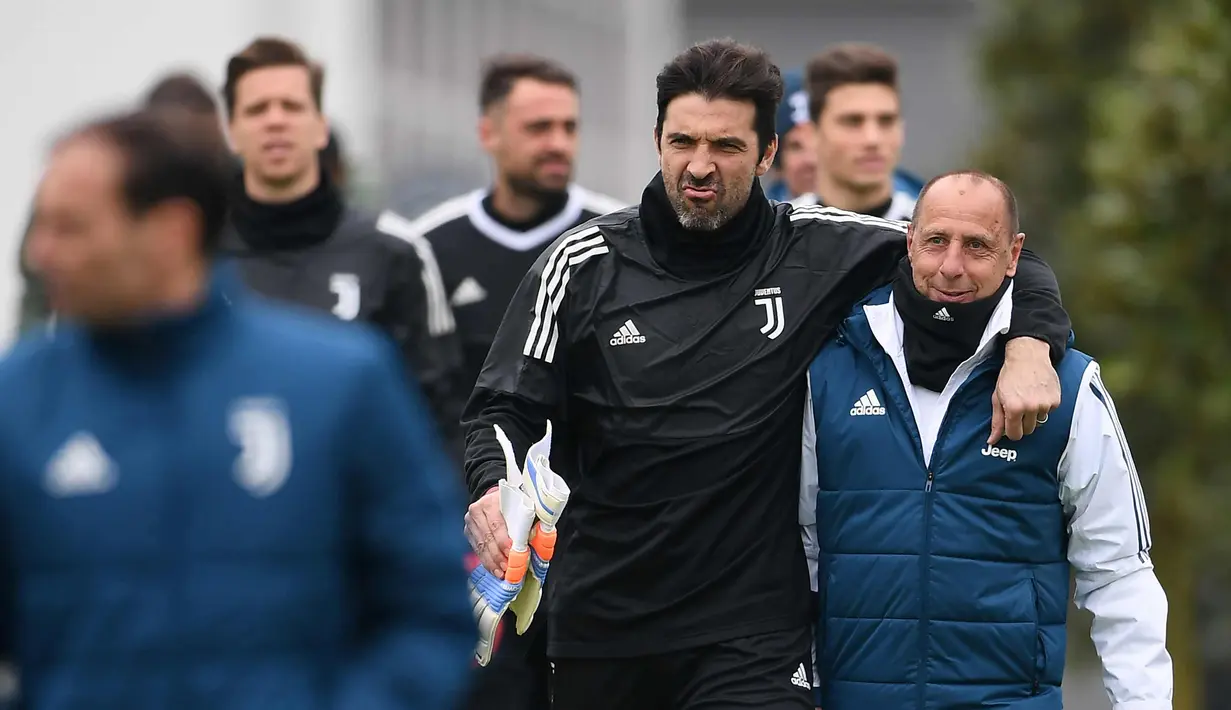 Kiper Juventus, Gianluigi Buffon bersiap mengikuti sesi latihan tim di Juventus Training Centre di Vinovo (10/4). Juventus akan bertanding melawan Real Madrid pada leg kedua babak perempat final Liga Champions di Bernabeu. (AFP Photo/Marco Bertorello)