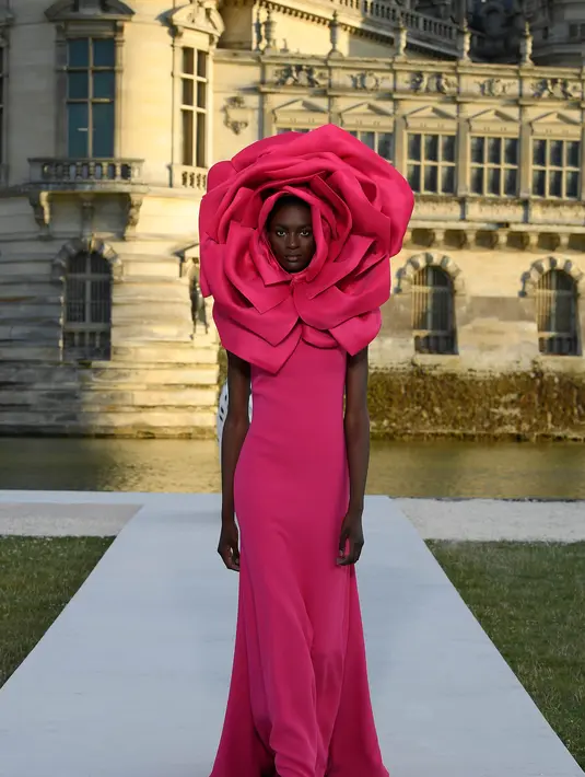 Di koleksi Valentino kali ini, pakaian dibuat sangat sederhana, bergerak mengikuti tubuh, ramping mengikuti bentuknya, jahitannya dikurangi, tepat, dan terfokus. Seperti cita-cita masa lalu yang dibangkitkan dengan sikap masa kini. Foto: Document/Valentino.