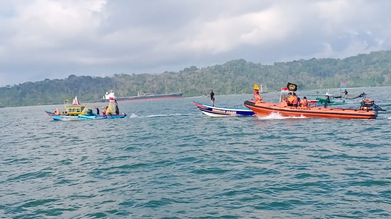 Larung jolen di Samudra Hindia dalam prosesi sedekah laut di Cilacap, Jawa Tengah, Jumat (27/8/2021). (Foto: Liputan6.com/Basarnas Cilacap)
