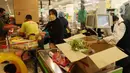 Warga berbelanja untuk kebutuhan bahan pokok akhir tahun di salah satu hypermarket, Jakarta, Sabtu (24/12/2022). Memasuki libur Natal dan Tahun Baru 2023, harga bahan pokok dan kebutuhan lainnya di supermarket masih stabil bahkan terdapat program promo. (merdeka.com/Imam Buhori)