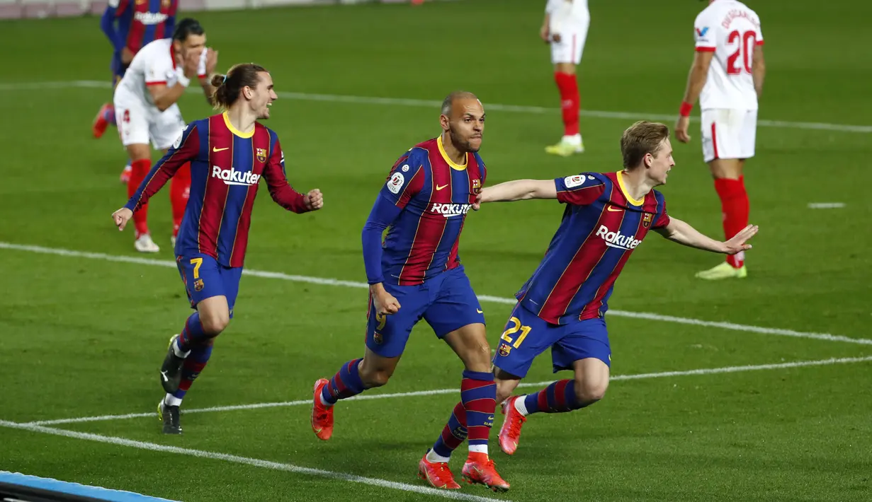 Penyerang Barcelona, Martin Braithwaite (tengah) berselebrasi usai mencetak gol ke gawang Sevilla pada leg kedua babak semifinal Copa del Rey di stadion Camp Nou, Spanyol, Kamis (4/3/2021). Di partai final, Barcelona akan melawan pemenang antara Levante dan Athletic Bilbao. (AP Photo/Joan Monfort)