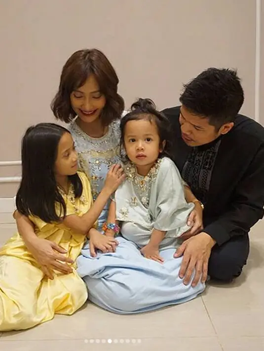 Seperti diketahui, Artika Sari Devi dan Ibrahim Imran alias Baim meresmikan hubungannya sejak tahun 2008. Dari pernikahannya, pasangan ini telah dikaruiai dua orang anak, Dayana Zoelie Ibrahim, Sarah Ebiela Ibrahim. (Instagram/artikasaridevi)