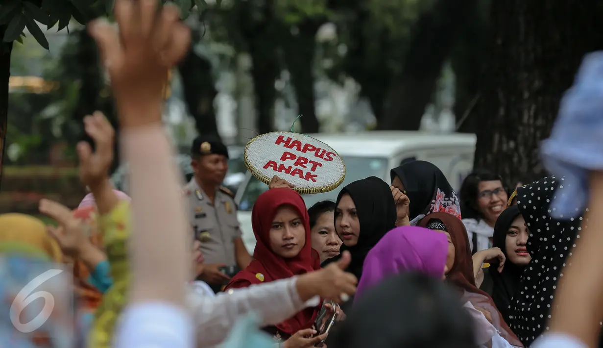 Pekerja Rumah Tangga dari Jambore Perempuan Pemimpin menggelar aksi di depan Gedung Kementerian Pemberdayaan Perempuan, Jakarta, Senin (9/11). Mereka menuntut diakui sebagai pekerja yang dilindungi dan dipenuhi hak-haknya. (Liputan6.com/Faizal Fanani)