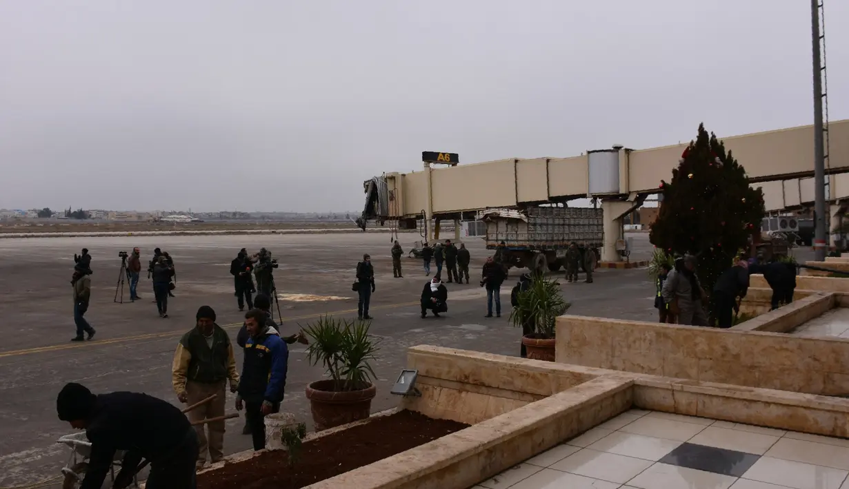 Awak media berkumpul selama konpers rencana pembukaan Bandara Internasional Aleppo, Suriah (21/12). Rencana kembalinya Bandara ini seiring pasukan pemerintah Suriah telah berhasil merebut kembali Aleppo dari tangan militan. (AFP PHOTO/GEORGE OURFALIAN)