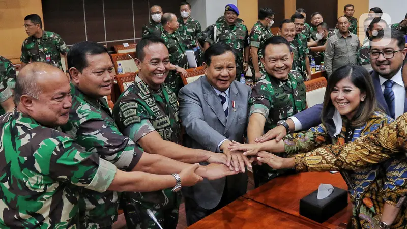 Momen Prabowo Rangkul KSAD Dudung dan Jenderal Andika di Hadapan Komisi I DPR
