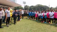 Ketua Umum PSSI, Erick Thohir memberikan sambutan di depan siswa Papua Football Academy setelah coaching clinic bersama legenda Borussia Dortmund di Stadion Madya, Senayan, Jakarta, Jumat (08/09/2023). (Bola.com/Bagaskara Lazuardi)