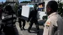 Kodam Jaya dibantu Polisi dan Satpol PP menerjunkan ribuan personel untuk membebaskan asrama Batalyon Siliwangi yang selanjutnya akan menjadi perumahan untuk prajurit aktif, Jakarta Timur, Kamis (8/1/2015). (Liputan6/JohanTallo)