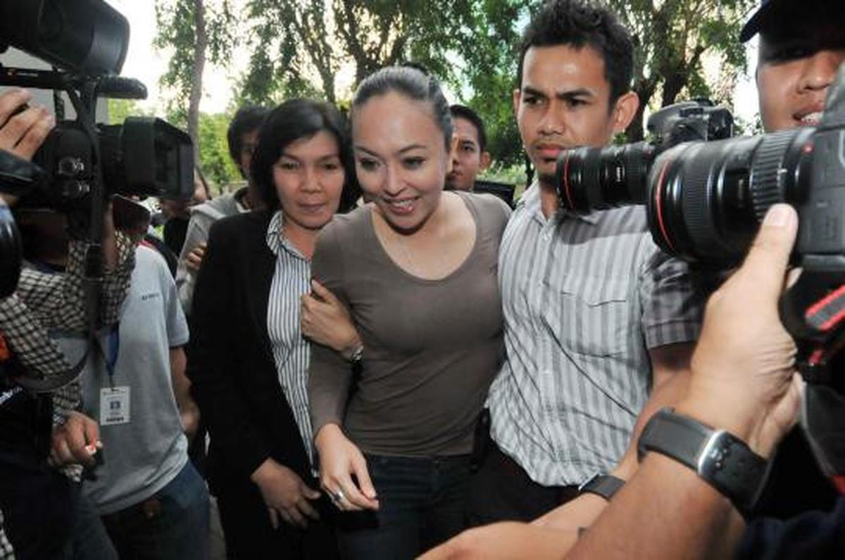 Angelina Sondakh dikawal oleh petugas keamanan KPK memasuki rumah taha 