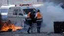 Petugas medis berlari melewati gas air mata saat mengevakuasi seorang warga Palestina yang terluka dalam bentrokan dengan pasukan Israel di Kota Nablus, Tepi Barat, 22 Februari 2023. Kelompok bersenjata Lions Den mengatakan dalam sebuah pernyataan bahwa mereka terlibat dalam bentrokan dengan pasukan Israel selama serangan itu, bersama dengan Brigade Balata yang baru-baru ini diumumkan. (AP Photo/Majdi Mohammed)