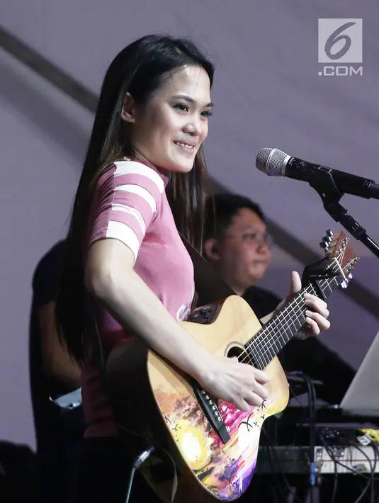 Penyanyi cantik, Sheryl Sheinafia mengibur pengunjung acara Vidio Fair 2.0 di Gandaria City Mall, Jakarta Selatan, Sabtu (3/11). Acara Vidio Fair yang digelar gratis ini mengambil tema One Stop Event You Can Get. (Liputan6.com/Herman Zakharia