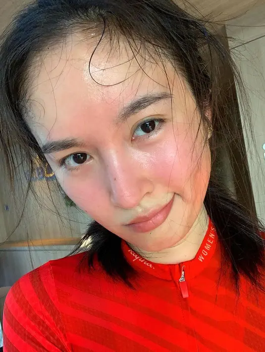 Walau wajah memerah karena matahari, Nong Poy tetap terlihat memesona, ya. [@poydtreechada]