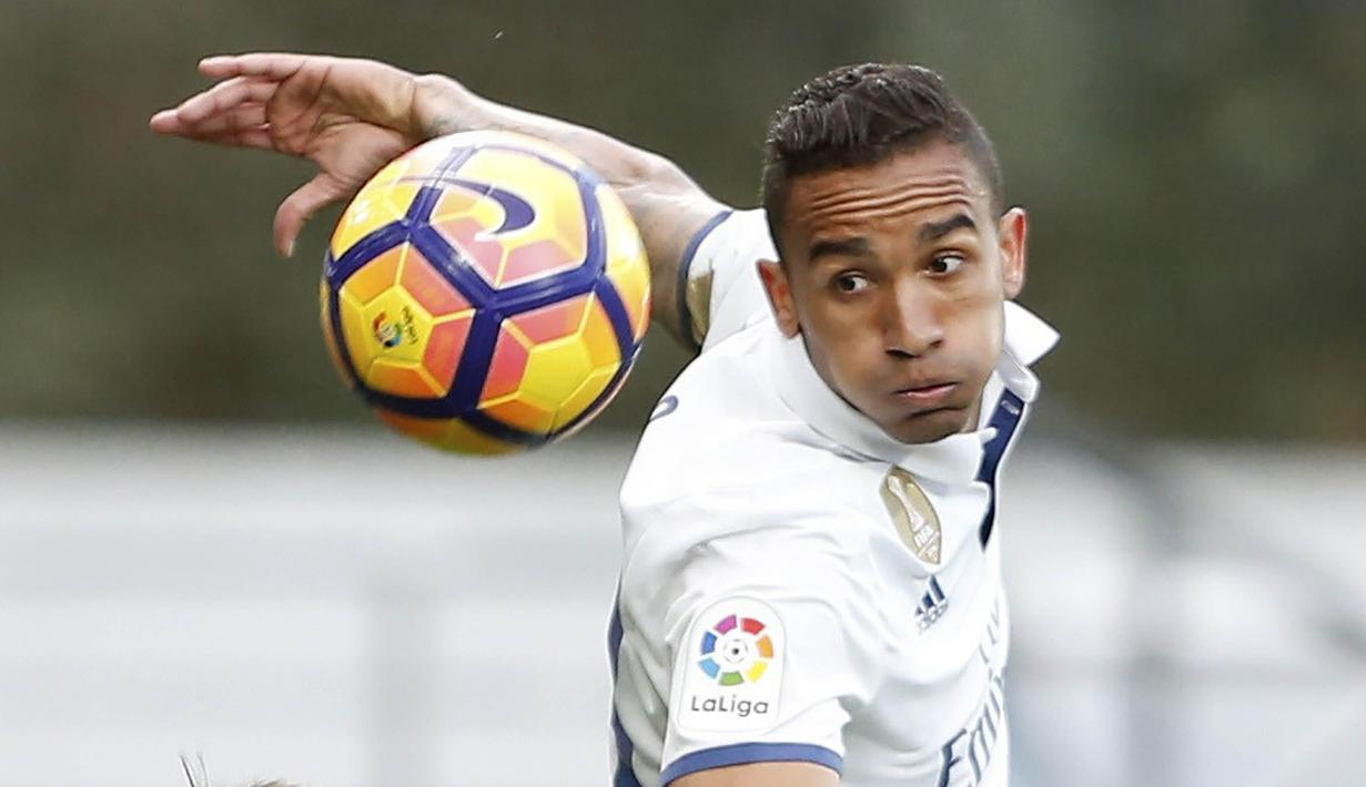3. Danilo (Real Madrid) - Performa yang tidak memuaskan sejak dibeli dari Porto membuat Danilo tak masuk skuad Real Madrid asuhan Zidane musim depan. Juventus bersedia membayar 20 juta euro untuk memboyong Danilo ke Turin. (EPA/Juan Herrero)