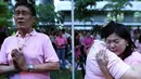 Warga menangis usai mengetahui Raja Thailand Bhumibol Adulyadej meninggal di RS Siriraj, Bangkok, Thailand, Kamis (13/10). Selama 10 tahun terakhir, kondisi kesehatan Bhumibol itu terus menurun. (REUTERS / Chaiwat Subprasom)