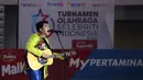 Selebritas Aldi Taher menyanyikan lagu Yellow milik Coldplay sebelum laga tenis meja Turnamen Olahraga Selebriti Indonesia (TOSI) melawan Rizky Billar di GOR UNJ, Jakarta, Minggu (16/07/2023). Aldi Taher kalah tiga set langsung dari Rizky Billar dengan skor 12-21, 15-21, 11-21. (Bola.com/Bagaskara Lazuardi)