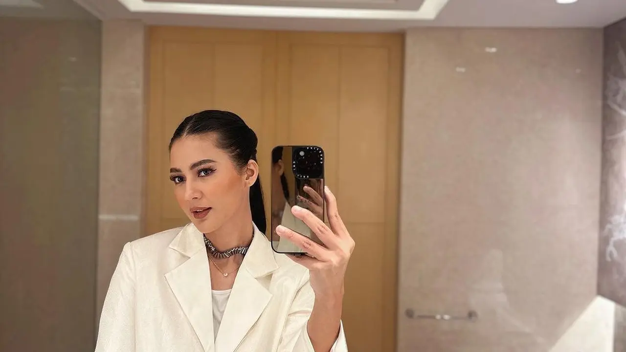 Intip gaya fashion chic dan modern dari Paula Verhoeven.