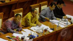 Kepala BNPT Komjen Polisi Saud Usman Nasution (kiri) menghadiri RDP dengan Komisi III DPR RI di Komplek Parlemen, Jakarta  (8/4/2015). Rapat membahas tugas dan fungsi BNPT dalam menanggulangi  gerakan radikal di Indonesia. (Liputan6.com/Andrian M Tunay)