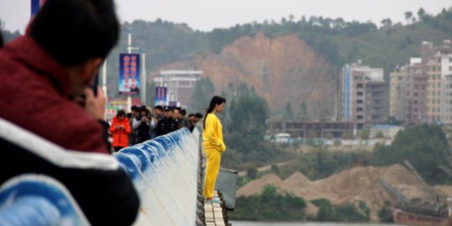 Gadis ini berniat bunuh diri dengan melompat dari atas jembatan. | Foto: copyright online.thatsmags.com