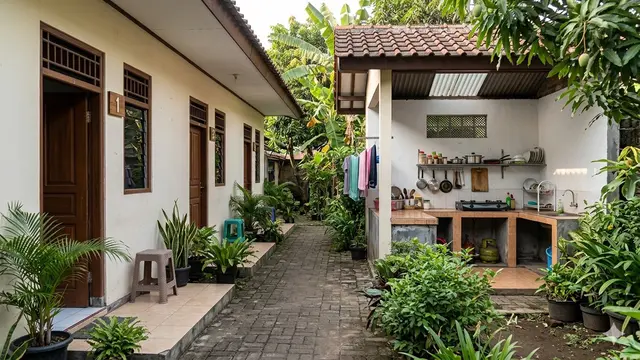 Kamar Kos di Halaman Rumah untuk Usaha Pensiunan (Foto: Gemini AI)