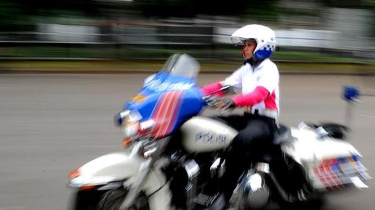 Polwan berkuda lumpuhkan pria besar berkulit hitam