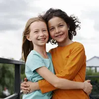 Langkah-langkah untuk menciptakan kedekatan kakak adik yang harmonis dan suportif. (foto: jcomp/freepik)