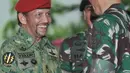 Presiden Joko Widodo menyambut Sultan Hassanal Bolkiah di Mabes TNI Cilangkap, Jakarta, Kamis (3/5). Presiden Jokowi datang mengenakan seragam militer untuk menerima kunjungan Sultan Haji Hassanal Bolkiah beserta delegasi. (Merdeka.com/Iqbal S. Nugroho)