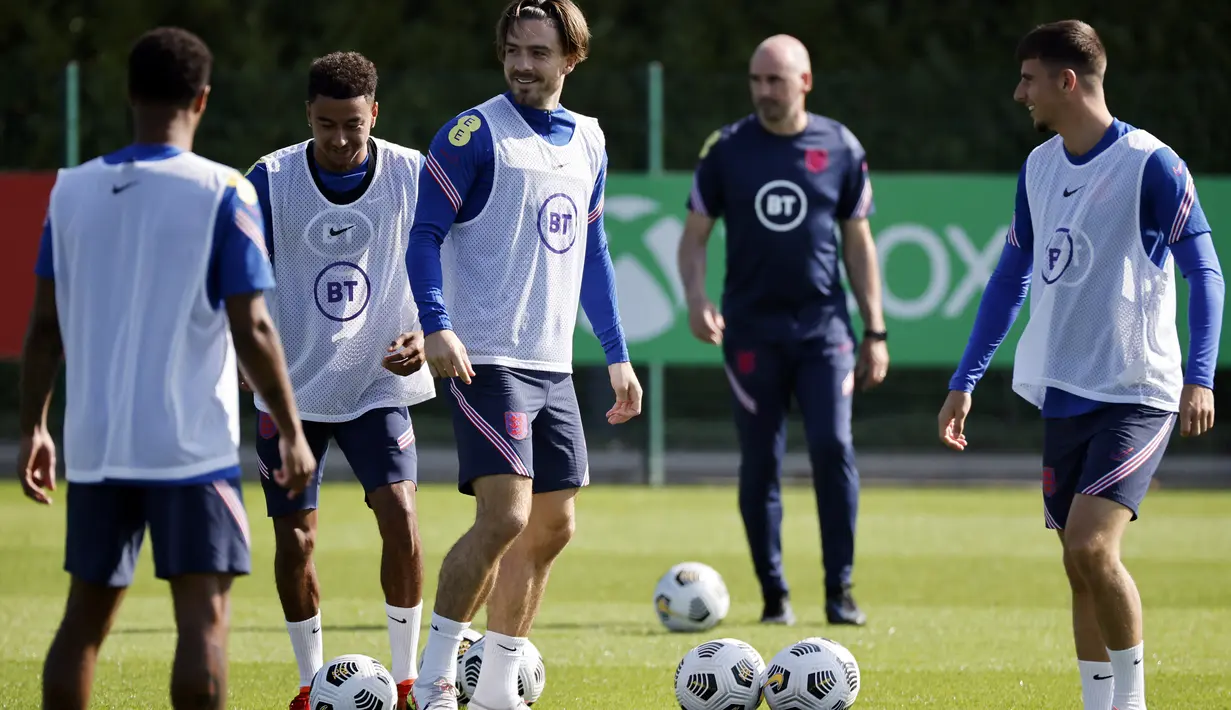 Striker Inggris Jack Grealish (tengah) menghadiri sesi latihan di Hotspur Way, tempat latihan Tottenham Hotspur, London, Selasa (7/9/2021). Inggris akan bertandang ke markas Polandia dalam matchday ke-6 kualifikasi Piala Dunia 2022 zona Eropa Grup I pada 9 September mendatang. (Tolga Akmen/AFP)