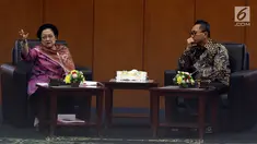 Ketua MPR Zulkifli Hasan bersama Ketua Dewan Pengarah Badan Pembinaan Ideologi Pancasila (BPIP) Megawati Soekarnoputri saat menghadiri acara Silaturahmi UKP PIP/BPIP dengan MPR RI di Senayan, Jakarta, Rabu (14/3). (Liputan6.com/JohanTallo)