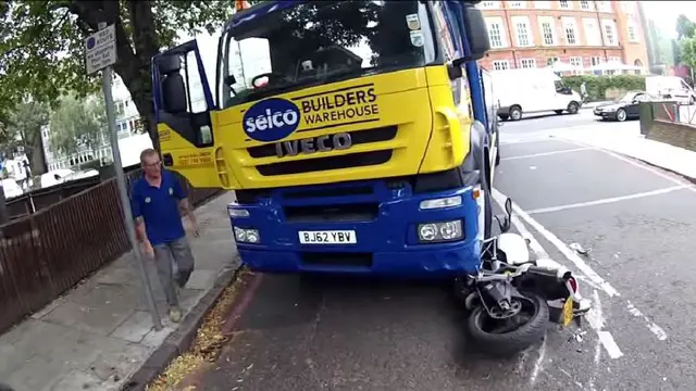 Apes, Moge Ducati Jadi Korban Keteledoran Sopir Truk Crane