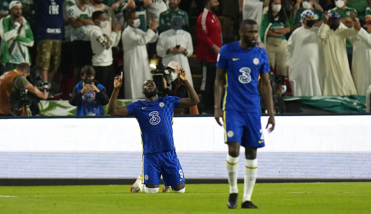 Pemain Chelsea Romelu Lukaku (kiri) melakukan selebrasi usai mencetak gol ke gawang Palmeiras pada pertandingan sepak bola final Piala Dunia Antarklub di Stadion Mohammed Bin Zayed, Abu Dhabi, Uni Emirat Arab, 12 Februari 2022. Chelsea menang 2-1. (AP Photo/Hassan Ammar)