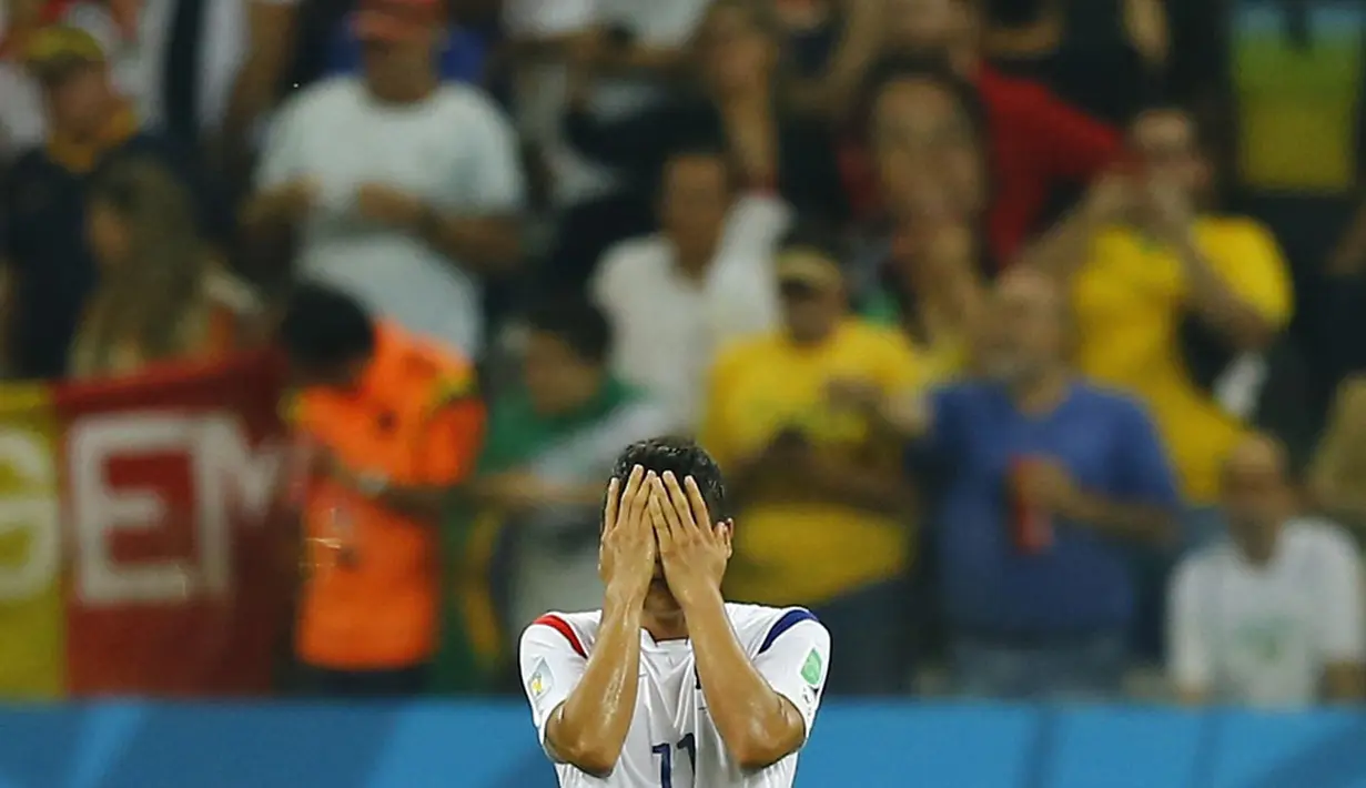 Pemain depan Korea Selatan, Lee Keun-ho, menutup wajah usai dikalahkan Belgia 0-1 di laga penutup penyisihan Piala Dunia Grup H di Stadion Corinthians, Sao Paulo, (27/6/2014). (REUTERS/Ivan Alvarado)