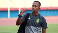 Pelatih Persebaya U-20, Uston Nawawi. (Bola.com/Aditya Wany)