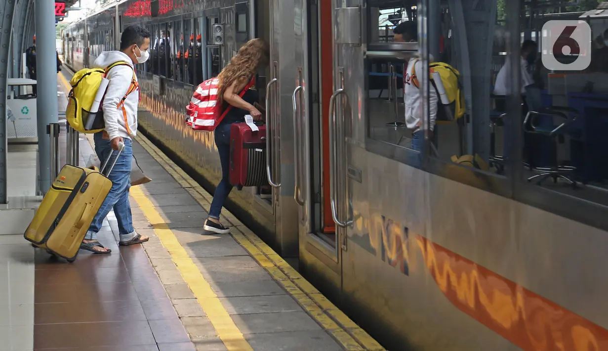 Penumpang menaiki kereta di Stasiun Pasar Senen, Jakarta, Minggu (18/4/2021). Dalam satu pekan terakhir jumlah penumpang di stasiun tersebut berkisar antara 1000-2500 penumpang perhari. (Liputan6.com/Herman Zakharia)