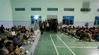 SBY Makan Nasi Bungkus Bareng Pengungsi Kelud di Batu