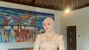 Penampilan paling menarik perhatian dating dari Putri Delina yang tampil ayu dengan kebaya Bali. [Foto: Instagram/putridelinaa]