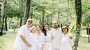 Mana penampilan Raline Shah bersama keluarganya di sini yang jadi favoritmu? [Foto: Instagram/ralineshah]