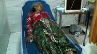 Salah satu dari 18 warga korban keracunan kerang hijau di Kabupaten Cirebon, Jawa Barat. (Liputan6.com/Panji Prayitno)