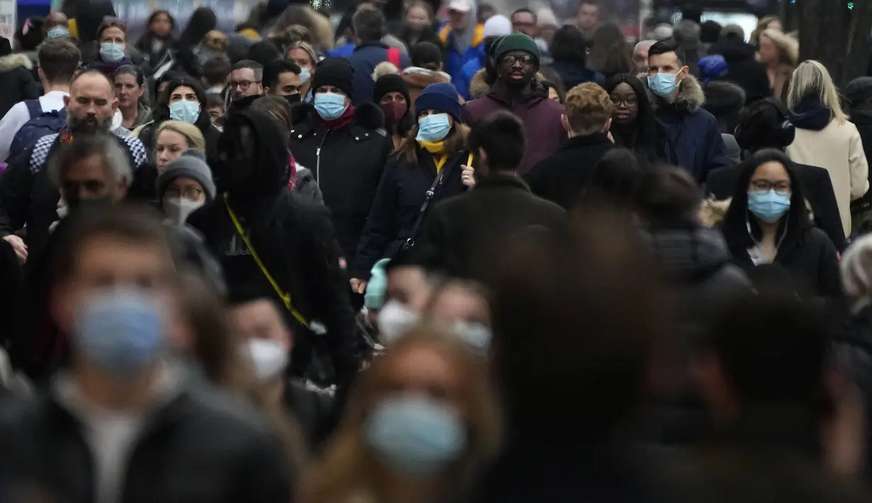 Pembeli memadati Oxford Street, jalan perbelanjaan tersibuk di Eropa, di London, Kamis (23/12/2021). Meskipun pandemi covid-19, salah satu pusat perbelanjaan di London tersebut begitu ramai menjelang Natal. (AP Photo/Frank Augstein)