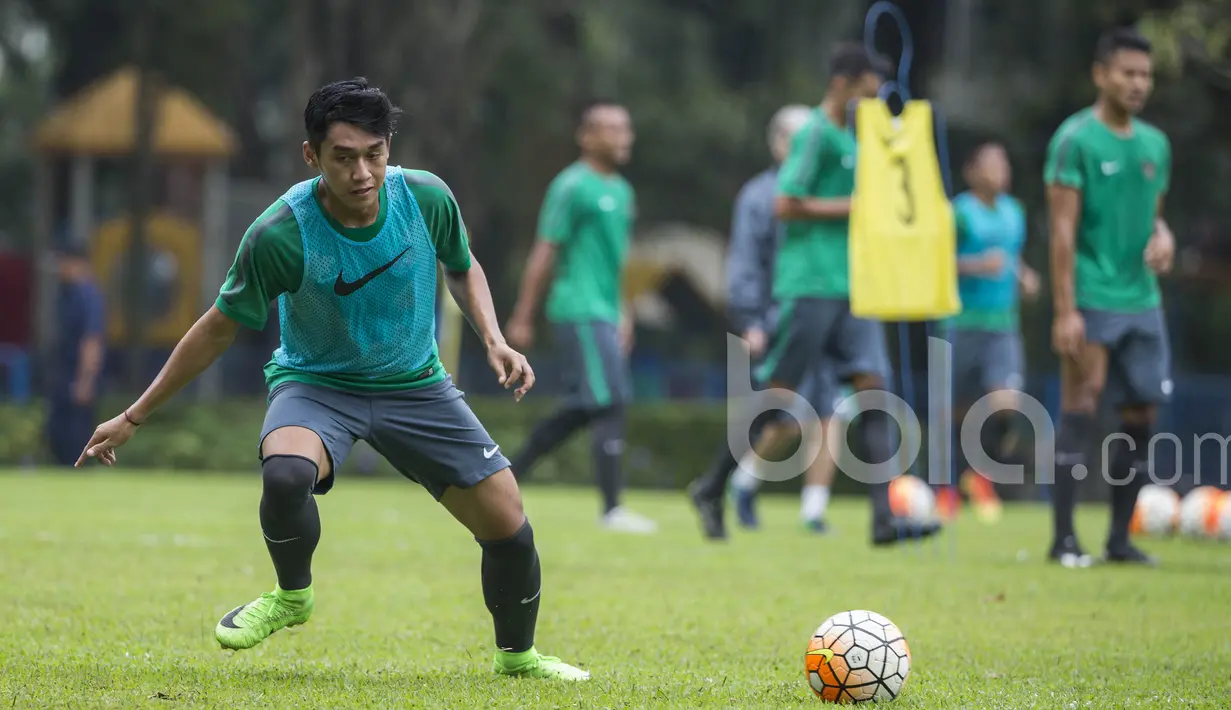 Gelandang Mitra Kukar, Septian David, mengejar bola saat mengikuti seleksi Timnas Indonesia U-22 di Lapangan SPH Karawaci, Banten, Selasa (28/2/2017). (Bola.com/Vitalis Yogi Trisna)