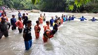 Para petugas berpengangan tangan agar tidak terseret arus Sungai Lematang Pagar Alam Sumsel, saat pencarian korban Bus Sriwijaya (Dok. Humas Basarnas Palembang / Nefri Inge)