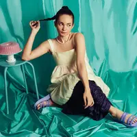 Satu lagi tampilan rambut sleek ala Enzy Storia yang chic dan bisa ditiru. Rambutnya ditarik tinggi ke belakang, kemudian dikepang menjadi satu. Foto: Instagram.