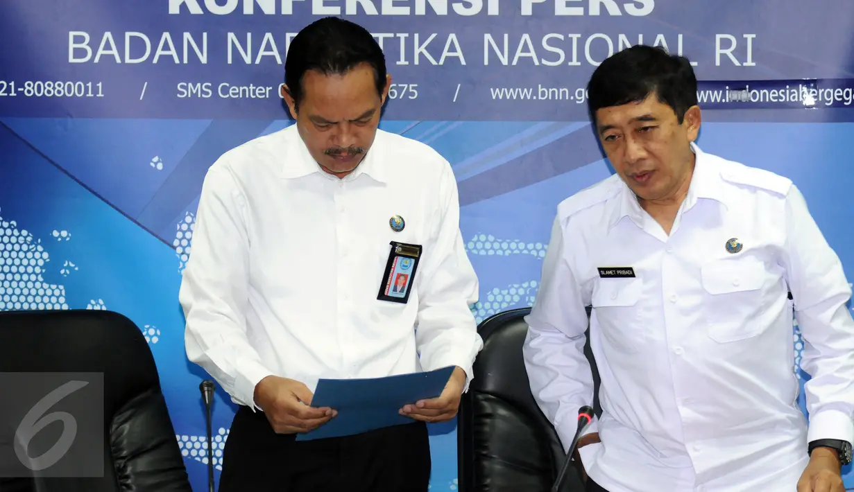 Deputi Pemberantasan BNN, Irjen Pol Arman Depari (kiri) memeriksa berkas usai rilis terkait kasus dua pilot Susi Air di Jakarta, Senin (16/1). Arman menegaskan, pilot Susi Air yang berinisial DA dan BA negatif narkoba. (Liputan6.com/Helmi Fithriansyah)