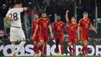 Penyerang Roma, Paulo Dybala (kedua kanan) melakukan selebrasi setelah mencetak gol penalti saat pertandingan sepak bola Serie A Italia melawan Torino di Stadion Olimpico, Roma, pada 26 Februari 2024. (Tiziana FABI/AFP)