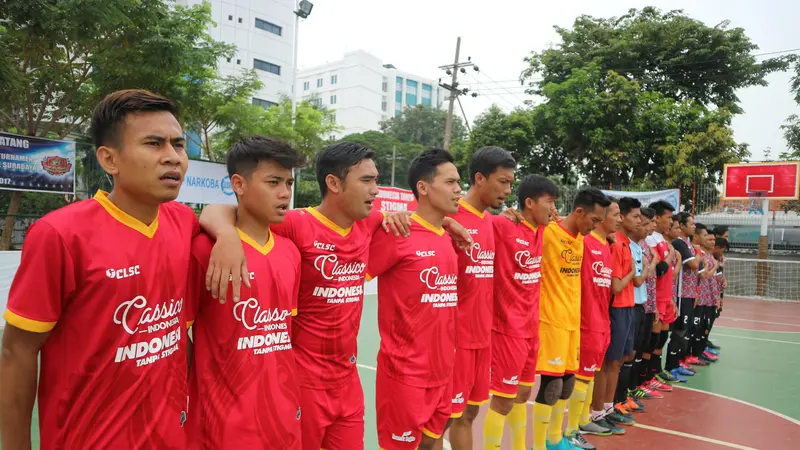 Peserta menyanyikan lagu kebangsaan Indonesia Raya menjelang League of Change (LoC) di Surabaya pada 30 April 2017, yang menjadi ajang seleksi Timnas Indonesia ke Homeless World Cup (HWC) 2017. 