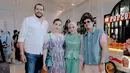 Tasya Farasya tampak memesona dengan floral maxi dress nuansa biru pastel. Ia hadir bersama sang suami dan tentu sang putri yang tampil dengan kostum bak princess Ariel.’ [@aurelie.hermansyah].