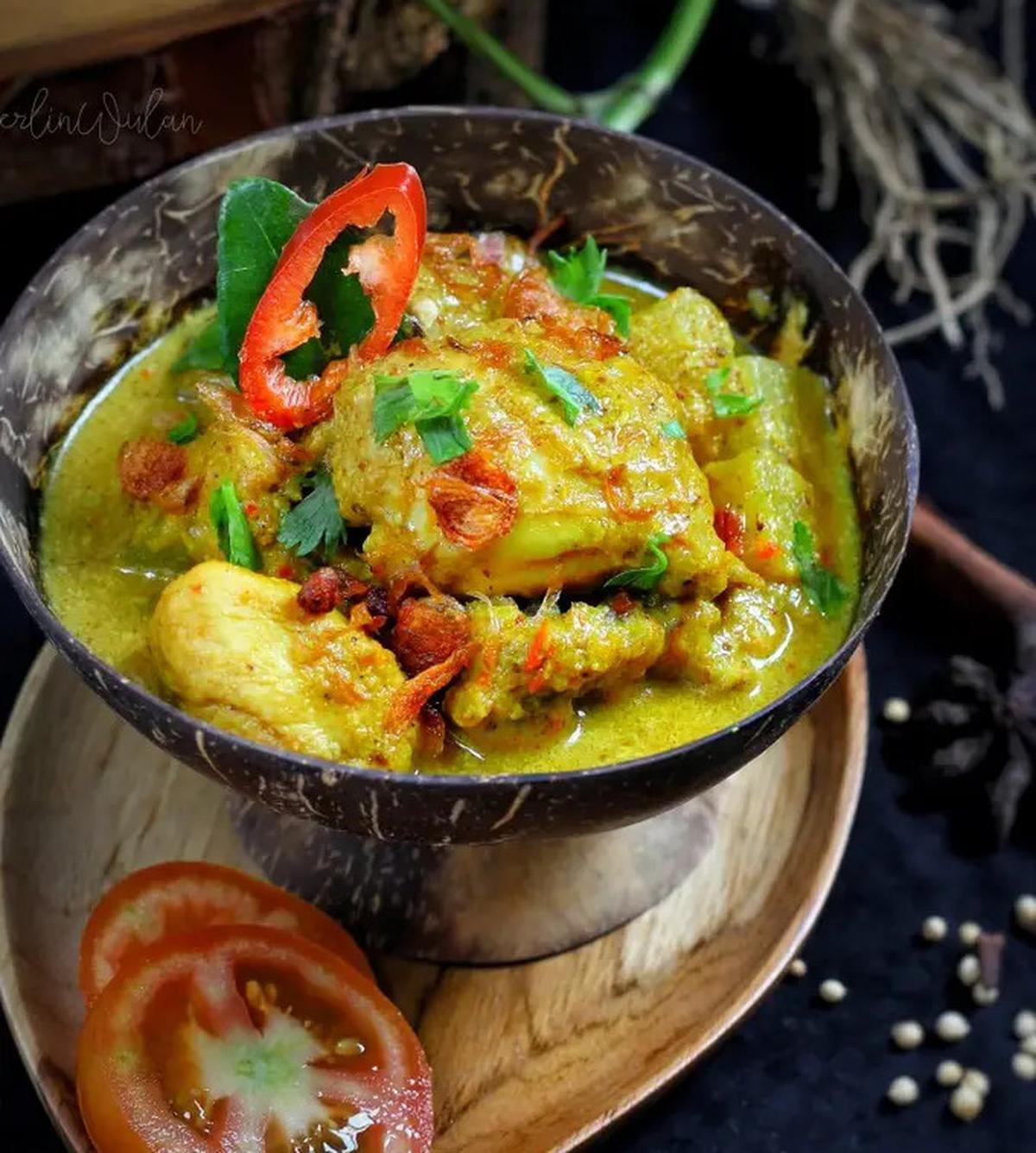 Ilustrasi Kari Ayam Bumbu Kuning