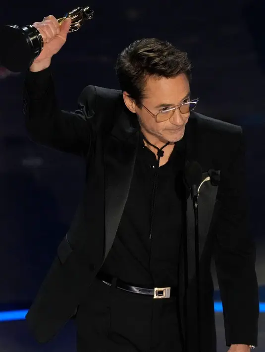 Robert memasukkan kemejanya ke dalam celana untuk memamerkan siluet kaki panjangnya. Pastikan ujung celana jatuh ke sepatu untuk mendapatkan gaya terbaik. [Foto: Instagram/withrdj]